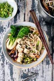 Udon nuudlisupp miso, ingveri ja siidise tofuga